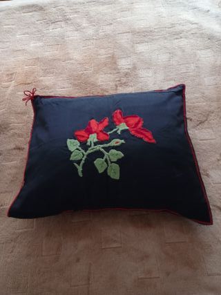 Vendo cinco cojines nuevos en Coruña por 20 euros.