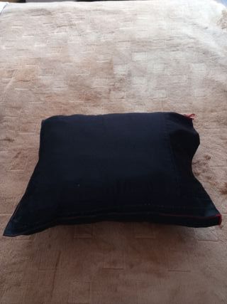 Vendo cinco cojines nuevos en Coruña por 20 euros.