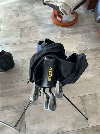 Bolsa de golf Mizuno y bolsa roja Inesis.