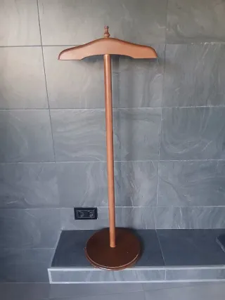 Perchero de madera para ropa