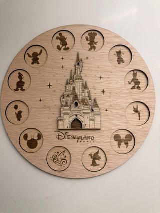 Expositor monedas Disneyland Paris. DLP