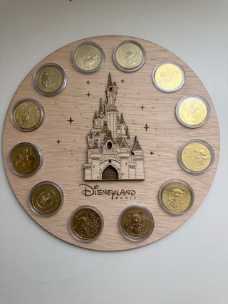 Expositor monedas Disneyland Paris. DLP