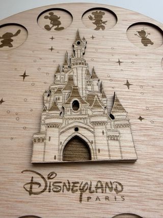 Expositor monedas Disneyland Paris. DLP