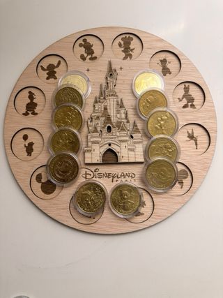 Expositor monedas Disneyland Paris. DLP