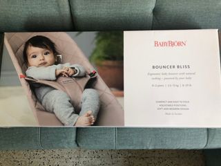 Mecedora BabyBjorn azul con móviles