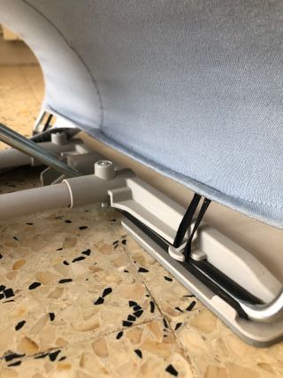 Mecedora BabyBjorn azul con móviles