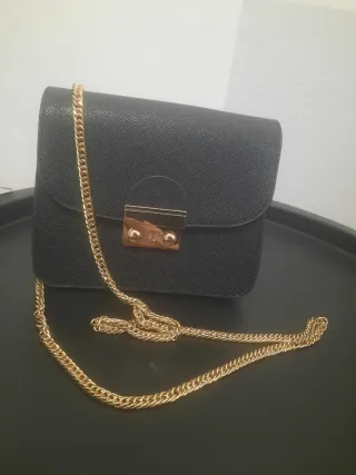 Borsa a tracolla nera con catena dorata