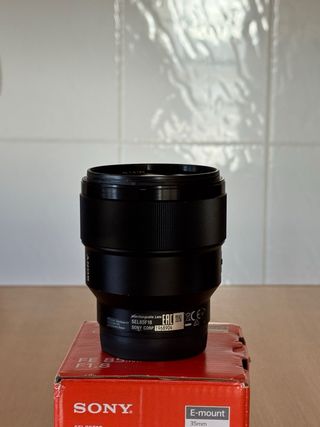 Obiettivo Sony FE 85mm f/1.8 per fotocamere Sony full frame