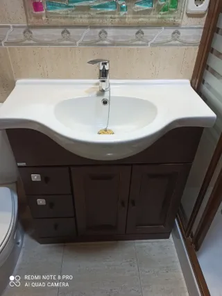 Mueble de baño con lavabo de cerámica
