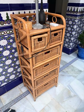 Mueble pequeño de ratán con cajones