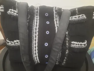 Borsa nera con dettagli