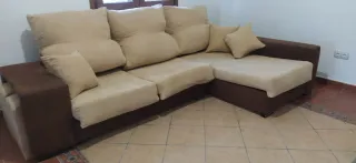 Sofá chaise longue beige y marrón