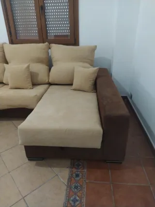 Sofá chaise longue beige y marrón