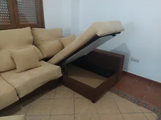 Sofá chaise longue beige y marrón