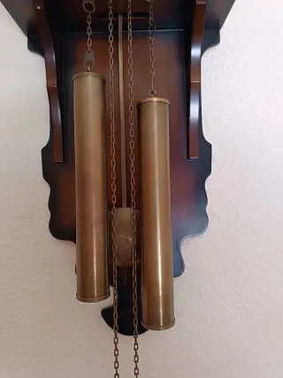 Reloj de pared antiguo con péndulo