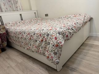 Cama doble de madera blanca