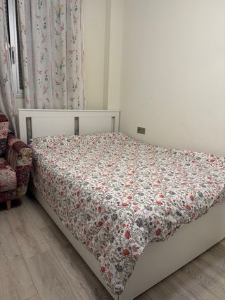 Cama doble de madera blanca