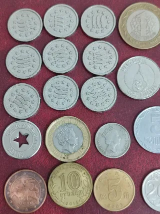 Lote de monedas y fichas variadas