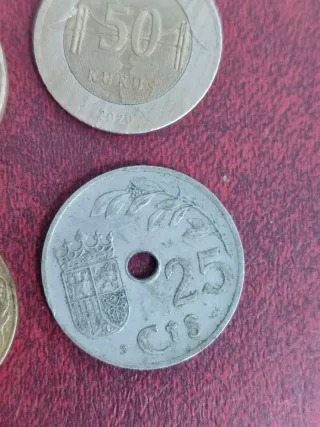 Lote de monedas y fichas variadas