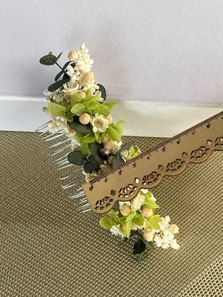 Tocado de flores preservadas