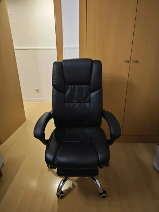 Escritorio, silla, mueble de TV y sofá.