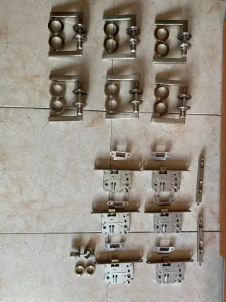 Manillas de puerta plateadas