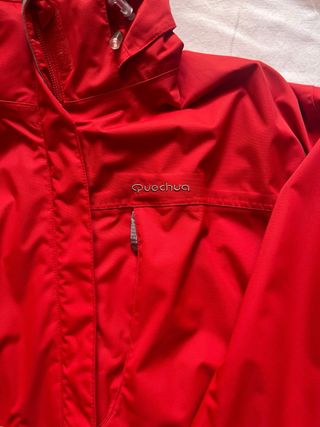 Giacca trekking Quechua impermeabile rossa