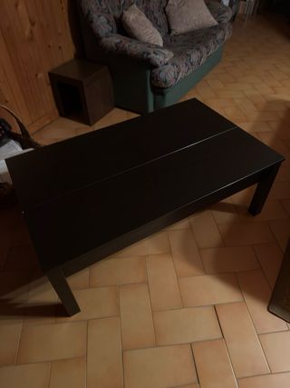 Mesa de centro de madera oscura. Se eleva
