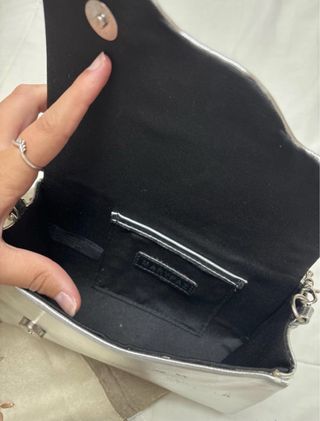Bolso de mano plateado con cadena