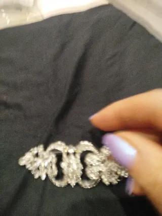 Broche plateado con brillantes