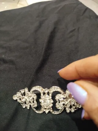 Broche plateado con brillantes