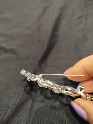 Broche plateado con brillantes