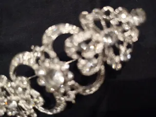 Broche plateado con brillantes