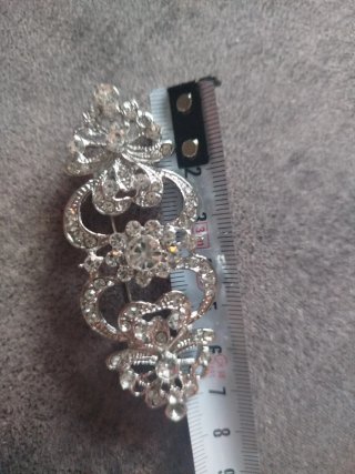 Broche plateado con brillantes