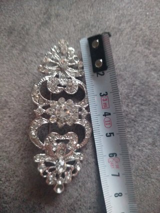 Broche plateado con brillantes