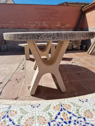 Mesa de jardin sin bancos de piedra y cerámica.