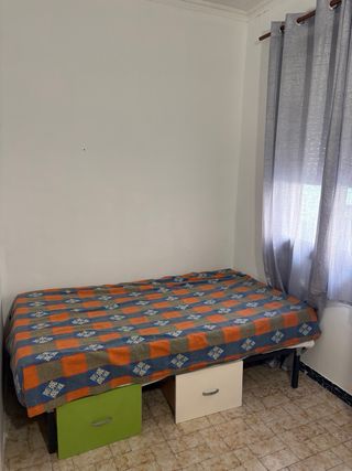 Se alquila habitacion  bien ubicada  en  Badalona