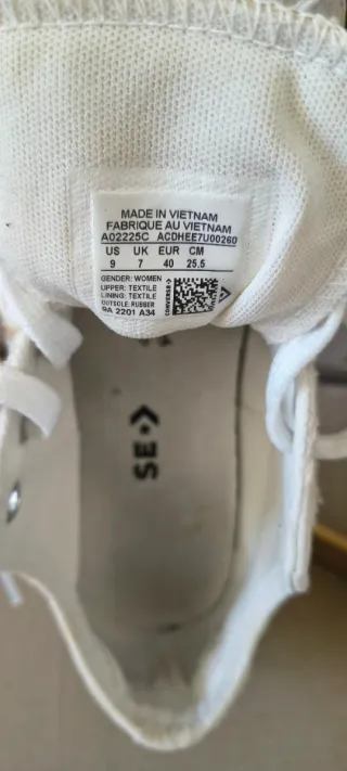 Converse con plataforma blanca con bordados beige