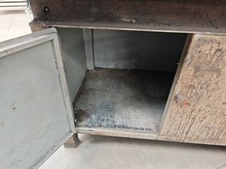 Mesa de trabajo metálica robusta