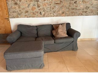 Sofá modular gris con otomana