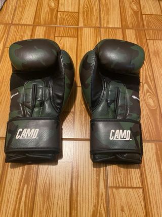 Guantes de Boxeo Leone Camuflaje y casco Charlie
