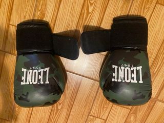 Guantes de Boxeo Leone Camuflaje y casco Charlie