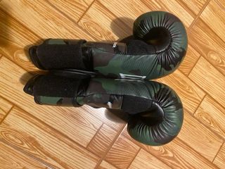 Guantes de Boxeo Leone Camuflaje y casco Charlie