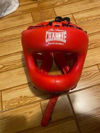 Guantes de Boxeo Leone Camuflaje y casco Charlie