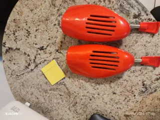 Coppia forme per scarpe rosse