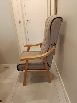 Butaca de tela y madera beige/gris