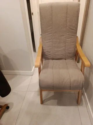 Butaca de tela y madera beige/gris