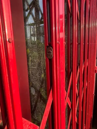 Reja de ballesta roja