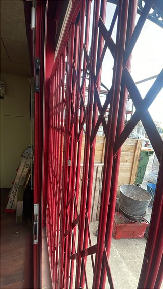 Reja de ballesta roja