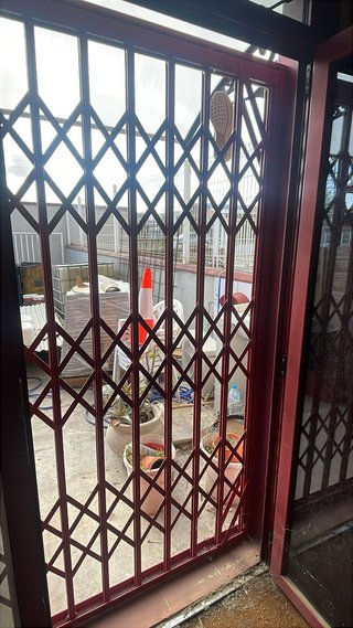 Reja de ballesta roja
